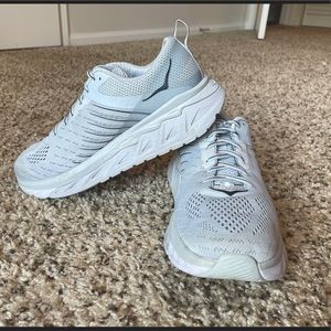 Hoka One Arahi 3 Running Shoes. They are wide.